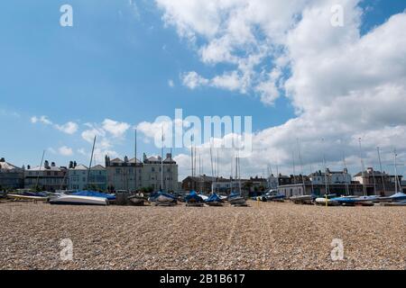 Segelboote reihten sich im Downs Sailing Club am Strand von Walmer, Deal, Kent, Großbritannien, ein Stockfoto