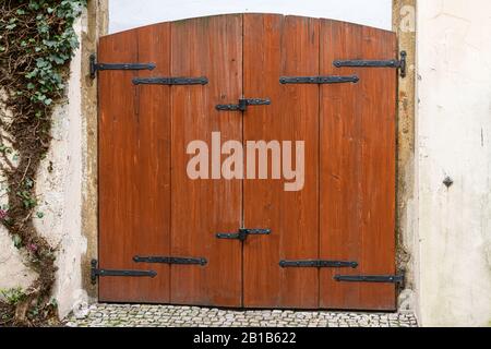 Alte Holztür in Prag Stockfoto