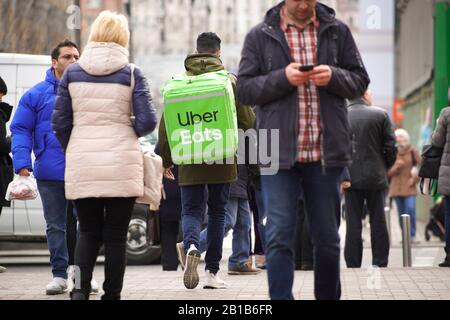 Ein Uber Isst Kurier wird am 20. Februar 2020 im Zentrum von Kiew, Ukraine zu Fuß gesehen. Stockfoto