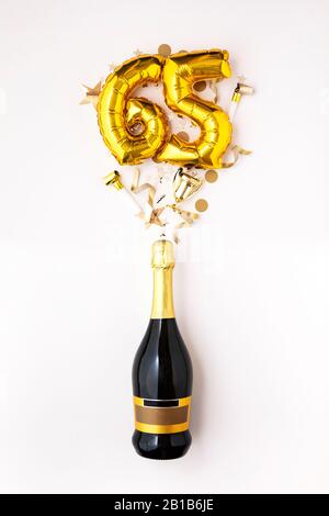 Happy 65th Anniversary Party. Champagner Flasche mit gold Ballon Nummer. Stockfoto