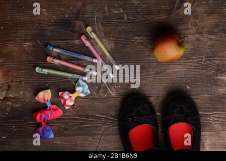 Schulbezogene Gegenstände in flacher Lage Stockfoto