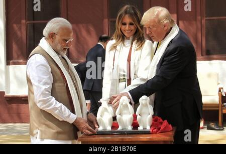 Ahmedabad, Indien. Februar 2020. US-Präsident Donald Trump (R) und First Lady Melania Trump werden die "Drei weisen Affen" des indischen Premierministers Narendra Modi während ihres Besuchs in Sabarmati-Ashram in Ahmedabad, Indien am Montag, 24. Februar 2020 gezeigt. Modi gab Trump, der sich auf einem zweitägigen Besuch befindet, die "siehe kein Übel, hört kein Übel"-Affenstatue. Foto von Raj Patel/UPI Credit: UPI/Alamy Live News Stockfoto
