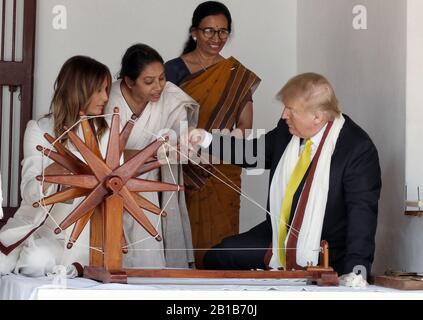 Ahmedabad, Indien. Februar 2020. US-Präsident Donald Trump (R) und First Lady Melania Trump werden unterstützt, als er am Montag, den 24. Februar 2020, in Sabarmati-Ashram in Ahmedabad seine Hände auf einem traditionellen Scharkha oder Spinnrad versucht. Trump befindet sich auf einem zweitägigen Besuch. Foto von Raj Patel/UPI Credit: UPI/Alamy Live News Stockfoto