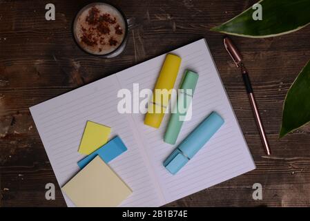 Schulbezogene Gegenstände in flacher Lage Stockfoto