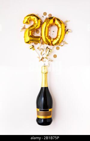 Happy 20 Anniversary Party. Champagner Flasche mit gold Ballon Nummer. Stockfoto