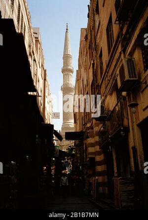Minarett der Moschee Sayyidna Al Hussein im Basar Khan Al Khalili im islamischen Kairo in Kairo in Ägypten in Nord-Afriica. El Stockfoto