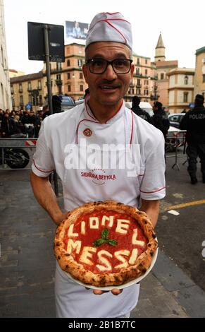 Barcelona, Spanien. Februar 2020. Das Team aus Barcelona kam in Neapel an, um das Champions-League-Spiel zu spielen, und ein bekannter neapolitanischer Pizzakoch zu Ehren von Lionel Messi nannte ihn eine Pizza. 24/02/2020, Neapel, Italien Kredit: Unabhängige Fotoagentur Srl/Alamy Live News Stockfoto