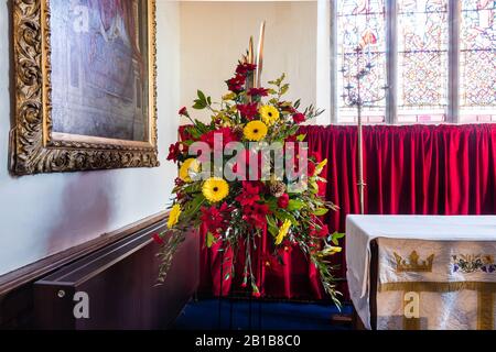Weihnachten Blume Anzeige an Allerheiligen Kirche in East Budleigh. Stockfoto