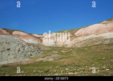 Rote Berge in Xizi, Aserbaidschan. Bunte Hügel . öde geologische Formationen . Rot gestreifte Hügel, Regenbogenberge . Blick auf die schöne Stockfoto