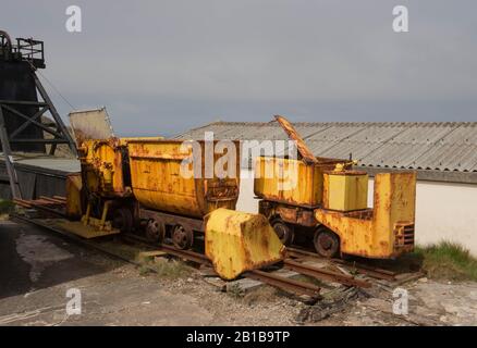 Rostige Old Tin Mining Wagon auf dem South West Coast Path Zwischen Pendeen Watch und Sennen Cove im ländlichen Cornwall, England, Großbritannien Stockfoto