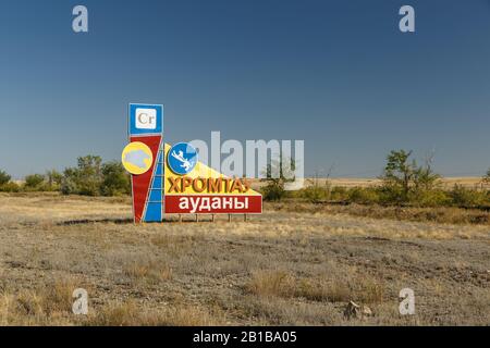 Khromtau, Kasachstan - 23. August 2019: Schild Khromtau Bezirk. Ein Verkehrsschild begrüßen die Besucher des Khromtau Bezirk. Stockfoto