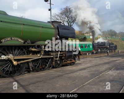 Flying SCOTSMAN Dampflok Visiting the Mid Hants Railway Februar 2020 Loco 76017 BR Standard Class 4MT Abfahrt Rotley mit einem Zug nach Alton Stockfoto