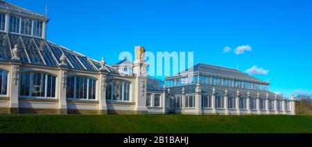 Das Temperate House, das im Jahr 1862 eröffnet wurde, ist ein denkmalgeschütztes Ausstellungshaus für die größten Pflanzen in Kew Royal Botanic Gardens Stockfoto