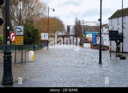 Shrewsbury, Großbritannien. Februar 2020. Smithfield Road unter Wasser aufgrund des Fluß Severn Flooding. Kredit: Mike Hayward/Alamy Live News Stockfoto