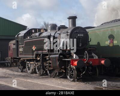 Die Dampflok LMS Ivatt Class 2MT 41312, die bei Der Mid Hants Heritage Railway zu sehen ist, wird aufgrund der Wassergewinnung auch als "Watercress Line" bezeichnet Stockfoto