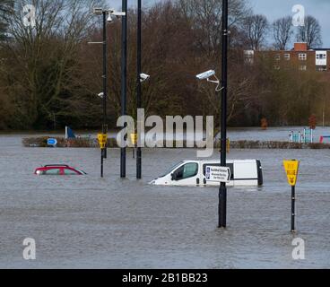 Shrewsbury, Großbritannien. Februar 2020. Verlassene Fahrzeuge auf dem Frankwell Car Park aufgrund der Überschwemmung des River Severn. Kredit: Mike Hayward/Alamy Live News Stockfoto