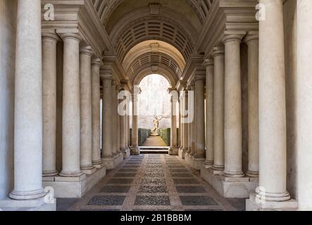 Galerie mit erzwungener Perspektive von Francesco Borromini im Palazzo Spada, Rom, Italien Stockfoto