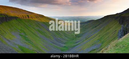 Blick auf ein Gletschertal in Richtung Eden Valley in den North Pennines, Cumbria, England, Großbritannien. Stockfoto