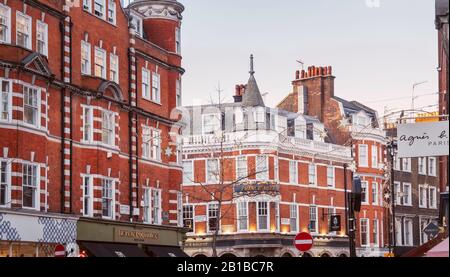 Panoramaaussicht auf die Gebäude In der Marylebone High Street, London aus einem niedrigen Blickwinkel. Stockfoto