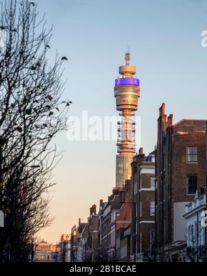 Der Postautoturm steigt hinter einer Reihe von Häusern in der Weymouth Street, Marylebone, London, W1. Stockfoto