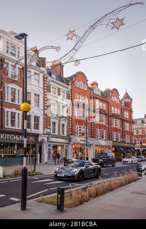 Ein porsche boxter, der auf einer Straße in der Marylebone High Street in London, Großbritannien, unterwegs ist. Stockfoto