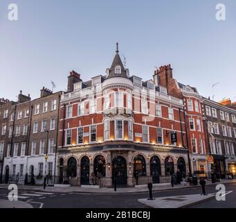 Ein Weitblick auf das Prince Regent Pub in der Marylebone High Street, London, W1. Stockfoto