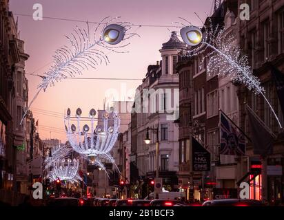 Die Weihnachtsfeiertage leuchten in der New Bond Street, London. Stockfoto