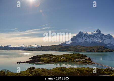 Blick auf Lago Pehoe und Cerro Paine Grande im Nationalpark Torres del Paine, Patagonien, Chile Stockfoto