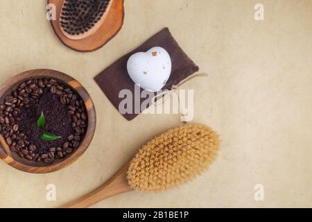 Schönheit, Körperpflege. Spa-Produkte Badzubehör natürliche organische Antizellulit-Kaffeeschälung, Holzmassage-Bürste, Seifen, Holzdekoration Flat Lay Copy Space Stockfoto