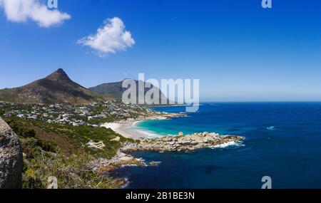 Panoramablick auf den Sternenstrand von Llandudno auf dem Weg zum Kap der Halbinsel Good Hope Stockfoto
