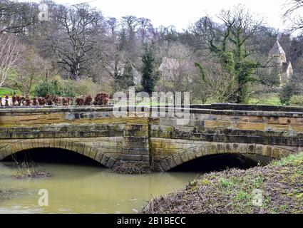 Die Brücke über den Fluss Verlief bei Wentbridge und der Kirche St. Johannes der Evangelist. Stockfoto