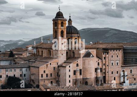 Panoramablick auf Urbino und den Herzogspalast in der Region Marken, Italien Stockfoto