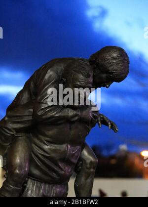 Anfield, Liverpool, Merseyside, Großbritannien. Februar 2020. English Premier League Football, Liverpool versus West Ham United; die Statue des ehemaligen Liverpool-Managers Bob Paisley und des ehemaligen Kapitäns Emlyn Hughes in Bezug auf die Annäherung an das Stadion Ausschließlich redaktionelle Verwendung. Keine Verwendung mit nicht autorisierten Audio-, Video-, Daten-, Regallisten-, Club-/Liga-Logos oder Live-Diensten. Die Online-Nutzung ist auf 120 Bilder beschränkt, keine Videoemulation. Keine Verwendung bei Wetten, Spielen oder Einzelspielen/Liga-/Spielerveröffentlichungen Credit: Action Plus Sports/Alamy Live News Stockfoto