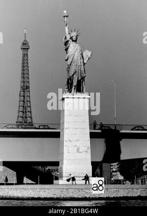 AJAXNETPHOTO. SEPTEMBER 1971. PARIS, FRANKREICH. - REPLIKATSTATUE - DER FREIHEIT INMITTEN DER SEINE BEI PONT DE GRENELLE. NEOKLASSIZISTISCHE SKULPTUR AUS BEWURZELTER RÖMISCHER PATE AUF DER ILE AUX CYGNES - INSEL DER SCHWÄNE - VOM FLUSS AUS GESEHEN. DER LANDMARK EIFFELTURM IST IM HINTERGRUND ZU SEHEN. FOTO: JONATHAN EASTLAND REF: RX7 151204 190 Stockfoto