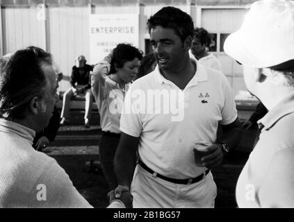 AJAXNETPHOTO. 1980. NEWPORT, RHODE ISLAND, USA. - FREEDOM SKIPPER DENNIS CONNER GRÜSST GUTE WISHER WÄHREND EINES WALKABOUT IN DER INNENSTADT VON NEWPORT. FOTO: JONATHAN EASTLAND/AJAX REF: AMC 1980 23 Stockfoto