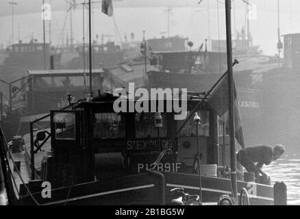 AJAXNETPHOTO. SEPTEMBER 1971. ROUEN, FRANKREICH. - MISTY FLOSS UP - FREYCINET MOTOR BARGES - PENICHES - RAFTED UP ALONG THE CITY QUAYS EARLY ON AN HERBSTY MORNING.PHOTO:JONATHAN EASTLAND/AJAX REF:RX7 151204 156 Stockfoto