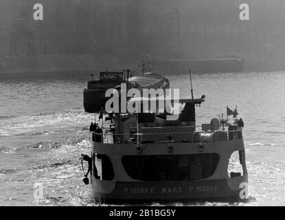 AJAXNETPHOTO. SEPTEMBER 1971. SEINE, FRANKREICH. - UNTERWEGS - ZWEI MOTORBARGEN - PENICHES - DER FLUSS IN RICHTUNG PARIS HINAUFHÄMMERT.FOTO: JONATHAN EASTLAND/AJAX REF:RX7 151204 158 Stockfoto