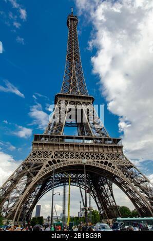 Paris, Frankreich, 07/08/2014: Blick auf den Eiffelturm. Paris ist mit mehr als 42 Millionen ausländischen Visito das beliebteste Touristenziel der Welt Stockfoto