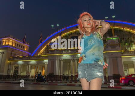 Eine Frau, die vor dem Bahnhof Hua Lamphong in Bangkok steht, Dient Als Hauptdrehscheibe für den Intercity- und internationalen Zugverkehr in T Stockfoto