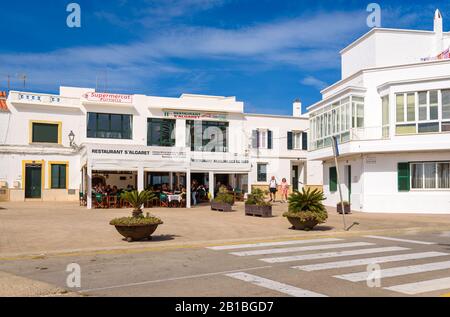 Menorca, Spanien - 12. Oktober 2019: Architektur der schönen Fischerdorf im Norden von Menorca Stockfoto