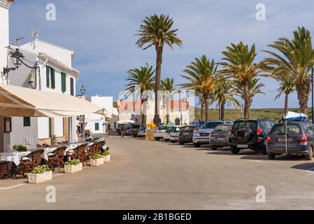 Menorca, Spanien - 12. Oktober 2019: Architektur der schönen Fischerdorf im Norden von Menorca Stockfoto