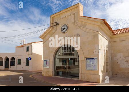 Menorca, Spanien - 12. Oktober 2019: Architektur der schönen Fischerdorf im Norden von Menorca Stockfoto