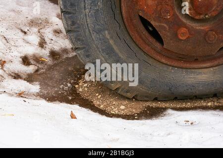 Alter gerissener Reifen an einer großen Maschine. Stockfoto