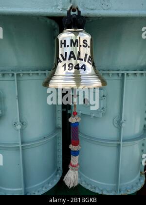 AJAXNETPHOTO. APRIL 2019. CHATHAM, ENGLAND. - GELÄUT DER UHR - HMS CAVALIER, WELTKRIEGSZERSTÖRER DER II C-KLASSE, DER IM DOCK NR 2 AUF DEM HISTORISCHEN DOCKYARD VON CHATHAM ÜBER WASSER KONSERVIERT WURDE. SCHIFFSGLOCKE UND GLOCKENSEIL.FOTO: JONATHAN EASTLAND/AJAX REF:GX8 190304 20100 Stockfoto