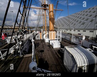 AJAXNETPHOTO. APRIL 2019. CHATHAM, ENGLAND. - MAINDECK-ANSICHT - DIE "HMS GANNET" WAR EIN VERBUNDTEAK MIT BÜGEL UND MIT EISEN GERAHMTEM DAMPF UND SEGEL BETRIEBENER VIKTORIANISCHER SCHLAUFE, DER 1878 BEI SHEERNESS GEBAUT WURDE. NACH 90 JAHREN DIENST ALS GLOBALES PATROUILLENSCHIFF UND ALS AUSBILDUNGSSCHIFF TS. QUECKSILBER, DAS AUF DEM HAMBLE RIVER IN DER NÄHE VON SOUTHAMPTON BASIERT, WURDE WIEDERHERGESTELLT UND BEFINDET SICH JETZT IM TROCKENDOCK NR 4 AM HISTORISCHEN DOCKYARD VON CHATHAM. HINTER GANNET BEFINDET SICH EINER DER RIESIGEN, ÜBERDACHTEN AUSRUTSCHER. FOTO: JONATHAN EASTLAND/AJAXREF:GX8 190304 20092 2 Stockfoto