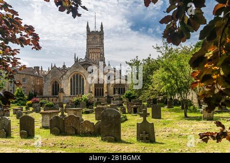 Der hl. Johannes der Täufer Kirche ist das Wahrzeichen Herzstück der Marktplatz in der wunderschönen Cotswold Stadt Cirencester in Gloucestershire. Stockfoto