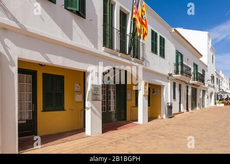 Menorca, Spanien - 12. Oktober 2019: Architektur der schönen Fischerdorf im Norden von Menorca Stockfoto