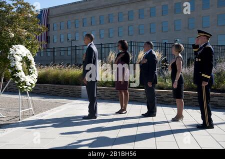 Von links, Präsident Barack Obama; First Lady Michelle Obama; Verteidigungsminister Leon E. Panetta; Deanie Dempsey; und US-Army Gen. Martin E. Dempsey, der Vorsitzende der Joint Chiefs of Staff, beobachten . Stockfoto