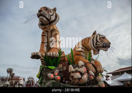 Parade des Karnevals Viareggio am Ufer der Stadt Ciareggio (Lucca), Italien am 23. Februar. 2020 stellen die großen Papier-Die-mâché-Schwimmer berühmte Politiker und Sportler dar. (Foto von Stefano Dalle Luche/Pacific Press/Sipa USA) Stockfoto