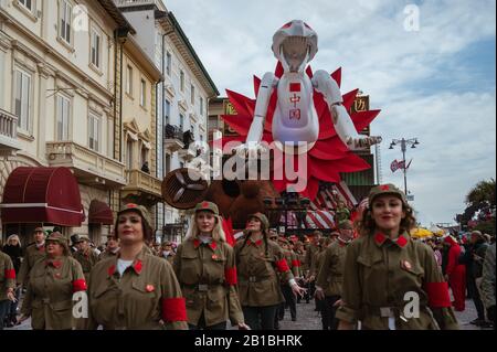 Parade des Karnevals Viareggio am Ufer der Stadt Ciareggio (Lucca), Italien am 23. Februar. 2020 stellen die großen Papier-Die-mâché-Schwimmer berühmte Politiker und Sportler dar. (Foto von Stefano Dalle Luche/Pacific Press/Sipa USA) Stockfoto